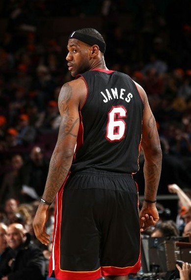 他受益于 他受益于